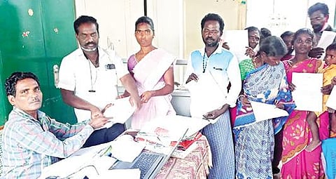 சேத்துப்பட்டு மண்டல துணை வட்டாட்சியர் கிருஷ்ணமூர்த்தியிடம் மனு அளித்த பழங்குடி இருளர் சமூகத்தினர்.