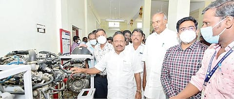 திருநெல்வேலி மாவட்டம் ராதாபுரம் அரசு தொழிற்பயிற்சி மையத்தில்மாநில தொழிலாளர் நலன் மற்றும் திறன் மேம்பாட்டுத்துறை அமைச்சர் சி.வி. கணேசன் ஆய்வு மேற்கொண்டார். உடன் சட்டப் பேரவை தலைவர் மு. அப்பாவு.