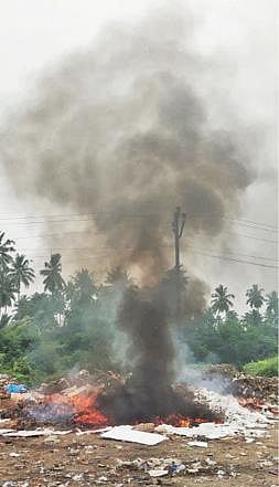 சேலம் - கோவை தேசிய நெடுஞ்சாலை திருமணிமுத்தாறு பகுதியில் குப்பையை தீயிட்டு கொளுத்துவதால் ஏற்படும் நச்சு புகையால் சுகாதார சீர்கேடு உண்டாகியுள்ளது. படம் : வி.சீனிவாசன்.