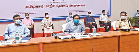 சேலம் ஆட்சியர் அலுவலகத்தில் நகர்ப்புற உள்ளாட்சித் தேர்தல் ஆயத்தப் பணிகள்  குறித்து மண்டல அளவிலான ஆய்வுக் கூட்டம் மற்றும் தேர்தல் அலுவலர்களுக்கான பயிற்சிக் கூட்டம் நேற்று நடந்தது. இதில்  தமிழ்நாடு மாநில தேர்தல் ஆணையர் பழனிகுமார் பேசினார். உடன் மாவட்ட ஆட்சியர் கார்மேகம், மாநகர காவல் ஆணையர் நஜ்முல்  ஹோடா உள்ளிட்டோர் உள்ளனர். படம்: எஸ்.குரு பிரசாத்.