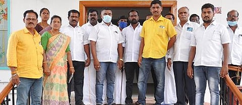 கிருஷ்ணகிரி வட்டார வளர்ச்சி அலுவலக மேலாளர், தரக்குறைவாக பேசி, மிரட்டல் விடுப்பதாக கூறி ஊராட்சித் தலைவர்கள் போராட்டத்தில் ஈடுபட்டனர்.