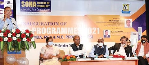 சேலம் சோனா கல்லூரியில் முதுநிலை முதலாமாண்டு வகுப்புகள் தொடக்கவிழாவில் சிறப்பு விருந்தினர் பெங்களூரு சங்கரா பில்டிங் புராடக்ட்ஸ் லிமிடெட் தொழில் முனைவோர் மற்றும் ஆலோசகர் சந்து நாயர் பேசினார். அருகில் கல்லுரி முதல்வர் மற்றும் நிர்வாகிகள்.