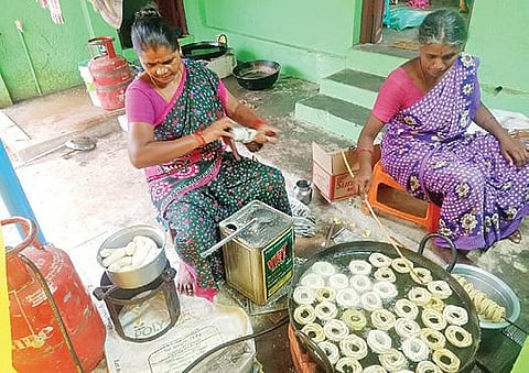 நாட்டரசன்கோட்டையில் தயாராகும் முறுக்கு.