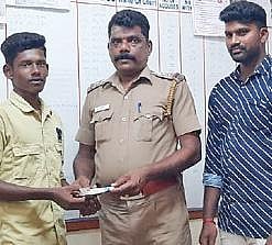 இன்ஸ்பெக்டர் ராஜகுமாரிடம் பணத்தை ஒப்படைத்த மாணவர்கள் விக்னேஷ், அஜீத்குமார்.