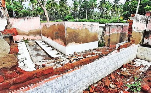 கிருஷ்ணகிரி அருகே கம்மம்பள்ளி அரசு உயர்நிலைப்பள்ளியில் மழைக்கு கழிவறை சுற்றுச்சுவர் இழந்து விழுந்ததால், மாணவ, மாணவிகள் அவதியுற்று வருகின்றனர்.