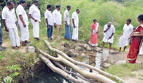 ஏக்கல்நத்தம் மலைக்கிராம மக்களிடம் குறைகளைக் கேட்டறிந்த அதிமுக எம்எல்ஏ கே.பி.முனுசாமி, குட்டையில் தேங்கியுள்ள நீரை குடித்துப் பார்த்தார்.