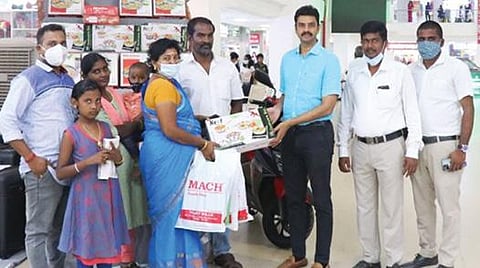 ஈரோடு கங்காபுரம் டெக்ஸ்வேலியில் தீபாவளி சிறப்பு விற்பனையை முன்னிட்டு நடந்த குலுக்கலில்  தேர்வான வாடிக்கையாளர்களுக்கு செயல் இயக்குநர் குமார் பரிசுகள் வழங்கினார்.