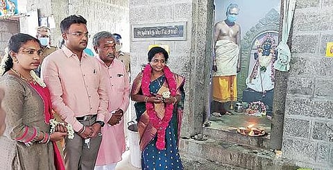 பெருமாநல்லூர் மகா பெரியசாமி கோயிலில் நேற்று குடும்பத்துடன் வழிபாடு செய்த தெலங்கானா மாநில ஆளுநர் தமிழிசை சவுந்தரராஜன்.