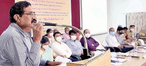 கோவையில் நடந்த நகர்ப்புற உள்ளாட்சித் தேர்தல் தொடர்பான 4 மாவட்ட  தேர்தல் அலுவலர்கள் பங்கேற்ற ஆய்வுக் கூட்டத்தில் மாநில தேர்தல் ஆணையர் வெ.பழனிகுமார் பேசினார். படம்: ஜெ.மனோகரன்