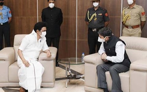 ஆளுநர் மீது குற்றம்சாட்டும் கூட்டணி கட்சிகள்.. மவுனம் காக்கும் ஆளும் திமுக: மத்திய பாஜக அரசுடன் திமுக இணக்கம் காட்டுவதாக காங்கிரஸ் அதிருப்தி