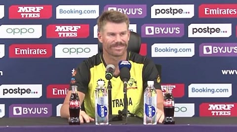 ஆஸி. வீரர் டேவிட் வார்னர் நேற்று ஊடகங்களுக்குப் பேட்டியளித்த காட்சி| படம் உதவி ட்விட்டர்