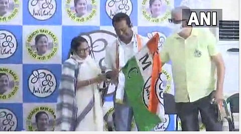 பானாஜியில் நடந்த நிகழ்ச்சியில் டென்னிஸ் வீரர் லியாண்டர் பயஸுடன் முதல்வர் மம்தா பான்ஜி பேசிய காட்சி | படம்: ஏஎன்ஐ.