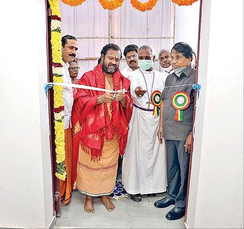 வேலூர் ஊரீஸ் பள்ளியில் புதிய வகுப்பறை கட்டிடங்களை திறந்து வைத்த  சக்தி அம்மா. அருகில், வேலூர் பிஷப் ஹென்றி சர்மா நித்யானந்தம், விஐடி வேந்தர் கோ.விசுவநாதன் உள்ளிட்டோர்.