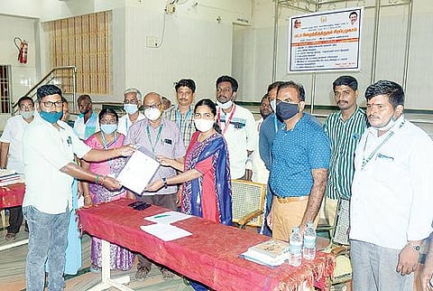 வேலூர் அடுத்த கணியம்பாடியில் பட்டா பிழை திருத்துதல் சிறப்பு முகாம் நடைபெற்றது. இதில், பிழை திருத்தம் செய்யப்பட்ட பட்டாவை ஒருவருக்கு வழங்கிய வருவாய் கோட்டாட்சியர் விஷ்ணுபிரியா. அருகில், வட்டாட்சியர் செந்தில் உள்ளிட்டோர். படம்: வி.எம்.மணிநாதன்.