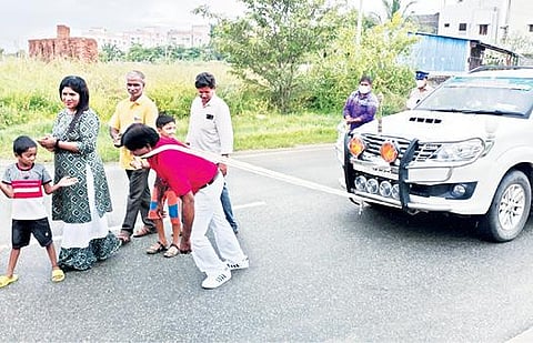 திருவண்ணாமலையில் 2,200 கிலோ எடையுள்ள காரை இழுத்த சித்த மருத்துவர் ஹரிகோவிந்தன்.