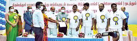 திருப்பத்தூரில் நடைபெற்ற வங்கிகளின் வாடிக்கையாளர் தொடர்பு சிறப்பு முகாமில் பயனாளி ஒருவருக்கு கடனுதவியை வழங்கிய மாவட்ட ஆட்சியர் அமர் குஷ்வாஹா. அருகில், சட்டப்பேரவை உறுப்பினர்கள் தேவராஜ், நல்லதம்பி, வில்வநாதன் உள்ளிட்டோர்.