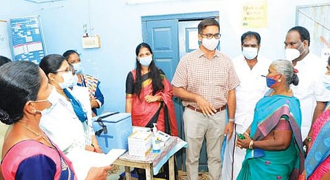 காட்பாடி அடுத்த அரும்பருதி கிராமத்தில் நடைபெற்ற கரோனா தடுப்பூசி முகாமை நேற்று ஆய்வு செய்த மாவட்ட ஆட்சியர் குமாரவேல் பாண்டியன்.