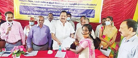 ராணிப்பேட்டையில் நடைபெற்ற சிறப்பு முகாமில் தொழிற் பழகுநர் பயிற்சியில் சேருவதற்கான நியமன ஆணைகளை வழங்கிய கைத்தறி மற்றும் துணி நூல் துறை அமைச்சர் ஆர்.காந்தி. அருகில், மாவட்ட ஆட்சியர் பாஸ்கர பாண்டியன் உள்ளிட்டோர்.