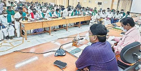 தி.மலையில் நேற்று நடைபெற்ற விவசாயிகள் குறைதீர்வு கூட்டத்தில் பேசும் மாவட்ட ஆட்சியர் பா.முருகேஷ். படம்: இரா.தினேஷ்குமார்.