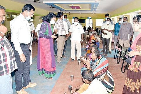 புதுக்கோட்டை மாவட்டம் அறந்தாங்கி அருகே அழியாநிலையில் நேற்று ஒரு முதியோர் காப்பகத்தில் ஆய்வு மேற்கொள்ளும் ஆட்சியர் கவிதா ராமு.