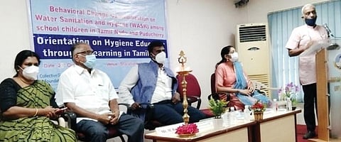 திருச்சி பாரதிதாசன் பல்கலைக்கழக காஜாமலை வளாகத்தில் சுத்தம் சுகாதாரம் குறித்து நேற்று நடைபெற்ற விழிப்புணர்வு நிகழ்ச்சியில் பேசுகிறார்  கலெக்டிவ் குட் பவுண்டேஷன் மூத்த ஆலோசகர் கே.வைத்தியநாதன்.