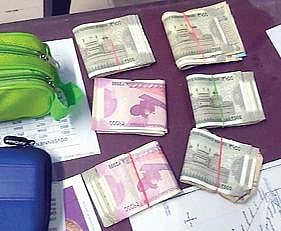 நாகை வட்டார போக்குவரத்து அலுவலகத்தில் நேற்று சோதனை மேற்கொண்ட ஊழல் தடுப்பு மற்றும் கண்காணிப்பு பிரிவு போலீஸார். (அடுத்த படம்) அங்கு பறிமுதல் செய்யப்பட்ட பணம்.