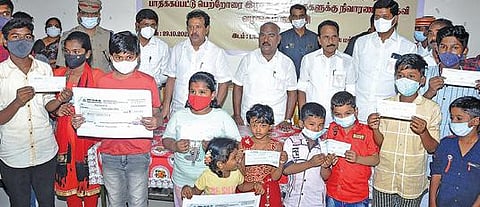 கரோனாவால் பெற்றோரை இழந்த 35 குழந்தைகளுக்கு ரூ.1.05 கோடி நிவாரணத்தை  அமைச்சர்கள் பொன்முடி, மஸ்தான் வழங்கினர்.