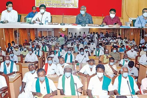 விழுப்புரம் விவசாயிகள் குறைதீர் கூட்டத்தில் பங்கேற்றோர்.