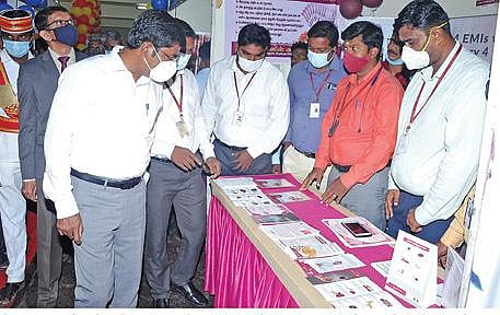 கடலூரில் நடைபெற்ற வங்கி - வாடிக்கையாளர்கள் முகாமில் வாடிக்கையாளர் ஒருவருக்கு கடன் தொகை வழங்கப்படுகிறது.