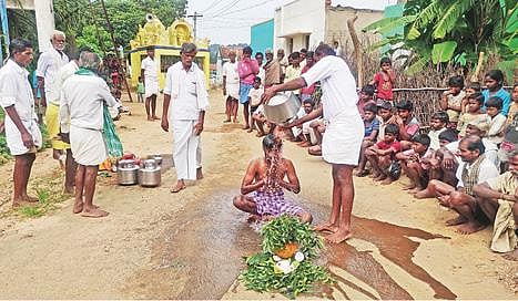 கோமாரி நோயில் இருந்து கால்நடைகளை காக்க, ஏக்கல்நத்தம் மலைக்கிராமத்தில் மக்கள் நூதன வழிபாட்டில் ஈடுபட்டனர்.