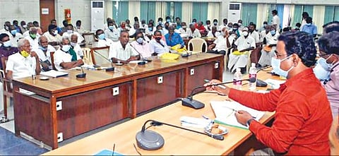 ஈரோட்டில் மாவட்ட வருவாய் அலுவலர் முருகேசன் தலைமையில் விவசாயிகள் குறைதீர் கூட்டம் நடந்தது.