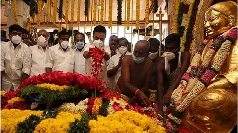 பசும்பொன்னில் தேவர் நினைவிடத்தில் முதல்வர் ஸ்டாலின் மரியாதை