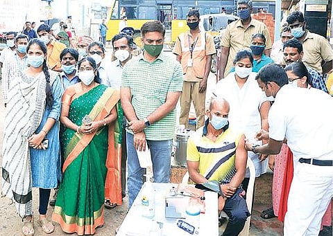 வேலூர் சத்துவாச்சாரி கங்கையம்மன் கோயில் பகுதி அருகே நடைபெற்ற கரோனா தடுப்பூசி முகாமை நேற்று மாவட்ட ஆட்சியர் குமாரவேல் பாண்டியன் ஆய்வு செய்தார். அடுத்த படம்: தி.மலை மாவட்டம் கீழ்சிறுப்பாக்கம் கிராமத்தில் நடைபெற்ற கரோனா தடுப்பூசி சிறப்பு முகாமை ஆய்வு செய்த ஆட்சியர் பா.முருகேஷ்.