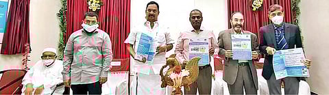 மேல் விஷாரம் அப்பல்லோ கே.எச்.மருத்துவமனையில் நடைபெற்ற முழுமையான பக்கவாதம் சிகிச்சை தொடக்க விழாவில் பக்கவாத விழிப்புணர்வு கையேட்டை வெளியிட்ட கைத்தறி மற்றும் துணி நூல் துறை அமைச்சர் ஆர்.காந்தி. அருகில், மாவட்ட ஆட்சியர் பாஸ்கர பாண்டியன் உள்ளிட்டோர்.