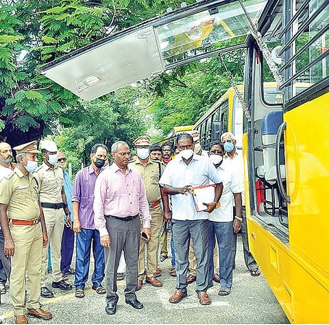 நவம்பர் 1-ம் தேதி முதல் பள்ளிகள் திறக்கப்படுவதையொட்டி, வேலூர் நேதாஜி விளையாட்டு மைதானத்தில் தனியார் பள்ளி வாகனங்களின் பாதுகாப்பு குறித்து வட்டார போக்குவரத்து அலுவலர்களுடன் ஆய்வு செய்த மாவட்ட ஆட்சியர் குமாரவேல் பாண்டியன், மாவட்ட காவல் கண்காணிப்பாளர் செல்வகுமார். அடுத்த படம்: ராணிப்பேட்டையில் நடைபெற்ற தனியார் பள்ளி பேருந்தின் பாதுகாப்பு குறித்து ஆய்வு செய்த மாவட்ட ஆட்சியர் பாஸ்கர பாண்டியன்.