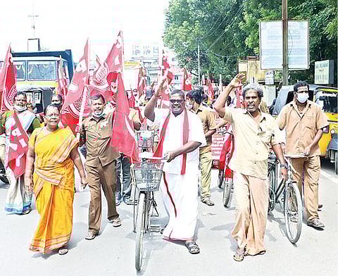 இந்திய கம்யூனிஸ்ட் கட்சி சார்பில், பெட்ரோல், டீசல் விலை உயர்வை கண்டித்து வேலூர் வடக்கு காவல் நிலையம் அருகே இருந்து தலைமை தபால் நிலையம் வரை மிதிவண்டி பேரணி நடைபெற்றது. படம்: வி.எம்.மணிநாதன்.
