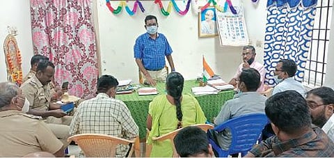 சேத்துப்பட்டு வட்டாட்சியர் அலுவலகத்தில் நடைபெற்ற பட்டாசு விற்பனை யாளர்களுக்கான கூட்டத்தில் பேசும் வட்டாட்சியர் கோவிந்தராஜன்.