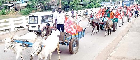 பெட்ரோல், டீசல், சமையல் காஸ் விலை உயர்வைக் கண்டித்து, திருவாரூர் மாவட்டம் மன்னார்குடியில் இந்திய கம்யூனிஸ்ட் கட்சி சார்பில் நேற்று நடைபெற்ற சைக்கிள், மாட்டுவண்டி பேரணி.
