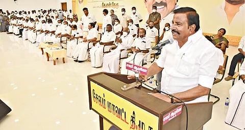 சேலத்தில் ஒருங்கிணைந்த மாவட்ட  திமுக பொது உறுப்பினர்கள் கூட்டம் நடந்தது. கூட்டத்தில், திமுக முதன்மைச் செயலாளரும், அமைச்சருமான கே.என்.நேரு பேசினார். உடன் மாவட்ட நிர்வாகிகள் எம்எல்ஏ ராஜேந்திரன், செல்வகணபதி, சிவலிங்கம், எம்பி பார்த்திபன் உள்ளிட்டோர்.