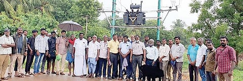 சிவகங்கை அருகே வாணியங்குடி ஊராட்சி சமத்துவபுரம் பகுதியில் புதிய மின்மாற்றி பொருத்திய மின்வாரிய அதிகாரிகளை பொன்னாடை போர்த்தி பாராட்டிய கிராம மக்கள்.