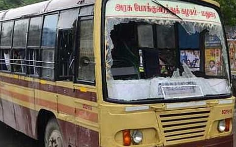 மதுரை கோரிப்பாளையத்தில் அரசு பேருந்து, கார்களின் கண்ணாடி உடைப்பு