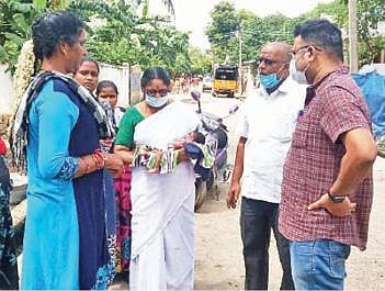 விக்கிரவாண்டி அடுத்த தொரவி கிராமத்தில் திருநங்கை மது கண்டெடுத்த குழந்தை விபரம் குறித்து வட்டார மருத்துவ அலுவலர் வினோத் விசாரணை செய்தார்.