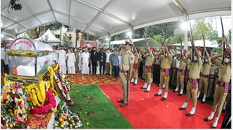 புனித் ராஜ்குமார் உடல்  முழு அரசு மரியாதையுடன் நல்லடக்கம்