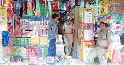 திருப்பத்துார் மற்றும் சுற்று வட்டார பகுதிகளில் உள்ள பட்டாசு கடைகளை தீயணைப்பு மற்றும் மீட்பு பணிகள் மாவட்ட அலுவலர் ஆர்னிஷா பிரியதர்ஷினி நேற்று ஆய்வு மேற்கொண்டார்.