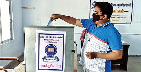 கிராம நிர்வாக அலுவலர் தேர்தலில் வாக்குப்பதிவு செய்யும் விஏஓ.