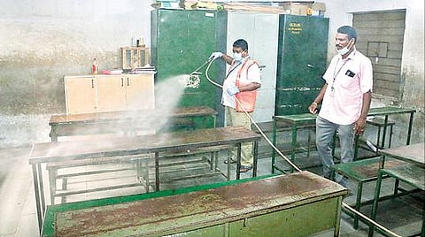 வேலூர் சத்துவாச்சாரியில் உள்ள அரசு பள்ளியில் தூய்மை பணியில் ஈடுபட்ட மாநகராட்சி ஊழியர்கள்.