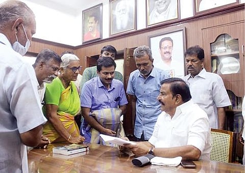 திருச்சியில் நேற்று மாநில நகராட்சி நிர்வாகத் துறை அமைச்சர்  கே.என்.நேருவை சந்தித்து மனு அளித்த ராஜீவ்காந்தி கொலை வழக்கில் சிறையில் உள்ள ரவி என்கிற ரவிச்சந்திரனின் தாய் ராஜேஸ்வரி.