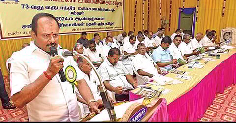 சேலம் நெய்க்காரப்பட்டியில் மாவட்ட லாரி உரிமையாளர்கள் சங்க 73-வது ஆண்டு மகா சபை கூட்டம் நடைபெற்றது. இதில், புதிய தலைவராக தேர்வு செய்யப்பட்ட தனராஜ் பேசினார்.		   படம்: எஸ்.குரு பிரசாத்