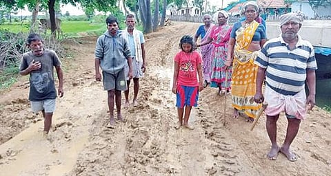 காளையார்கோவில் அருகே கிராம்புளியில் சேறும் சகதியுமாக மாறிய சாலை.
