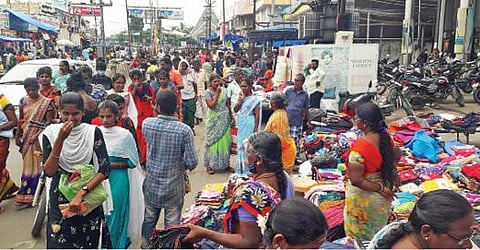 திண்டுக்கல்லில் தீபாவளி பொருட்கள் வாங்க திரண்ட மக்கள்.